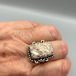 Elegant Silver Tone and Cream Statement Ring J344